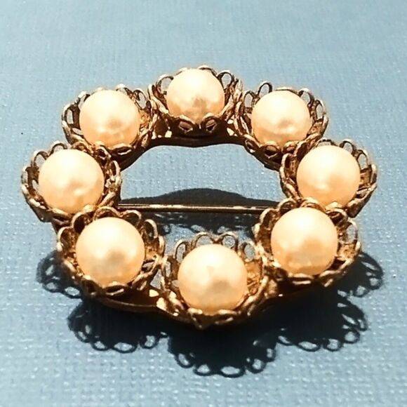 Vintage Gold Tone Filigree Faux Pearl Circle Pin Brooch - Picture 3 of 4